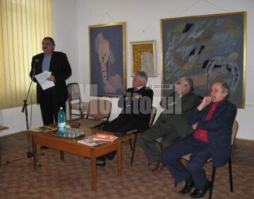 Criticul literar Ioan Holban, prezentând cărțile lui Mircea Radu Iacoban