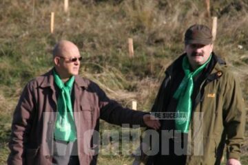 Mihai Tatulici și Valerian Solovăstru, la campania de împădurire din 2008