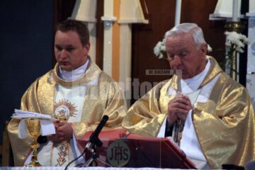 Doliu național: Prezența lui Flutur la slujba în memoria elitei poloneze înhumate ieri, aplaudată de credincioșii catolici