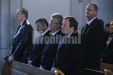Doliu național: Prezența lui Flutur la slujba în memoria elitei poloneze înhumate ieri, aplaudată de credincioșii catolici