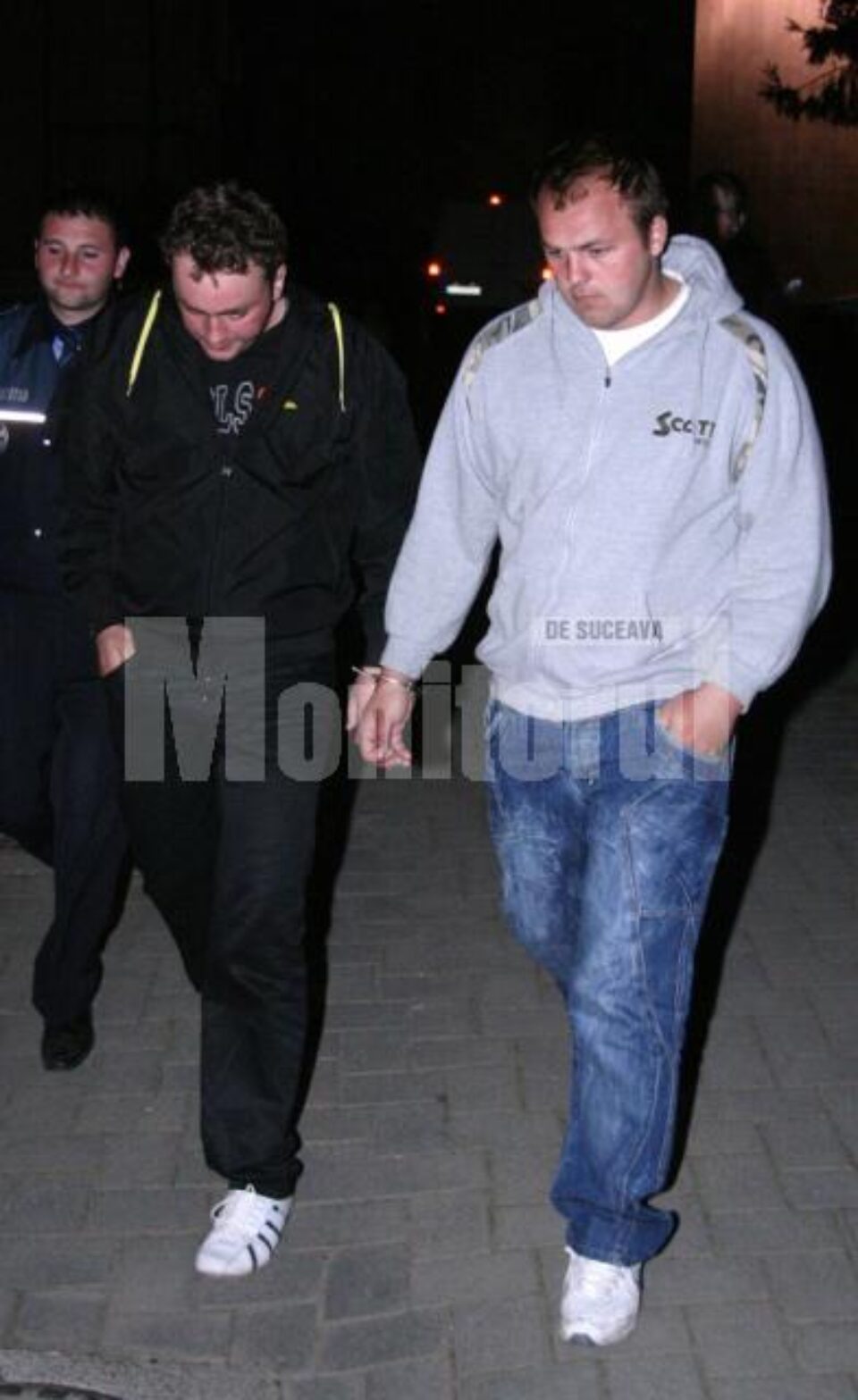 Cei doi, aduși aseară, în jurul orei 22:00, în fața procurorilor