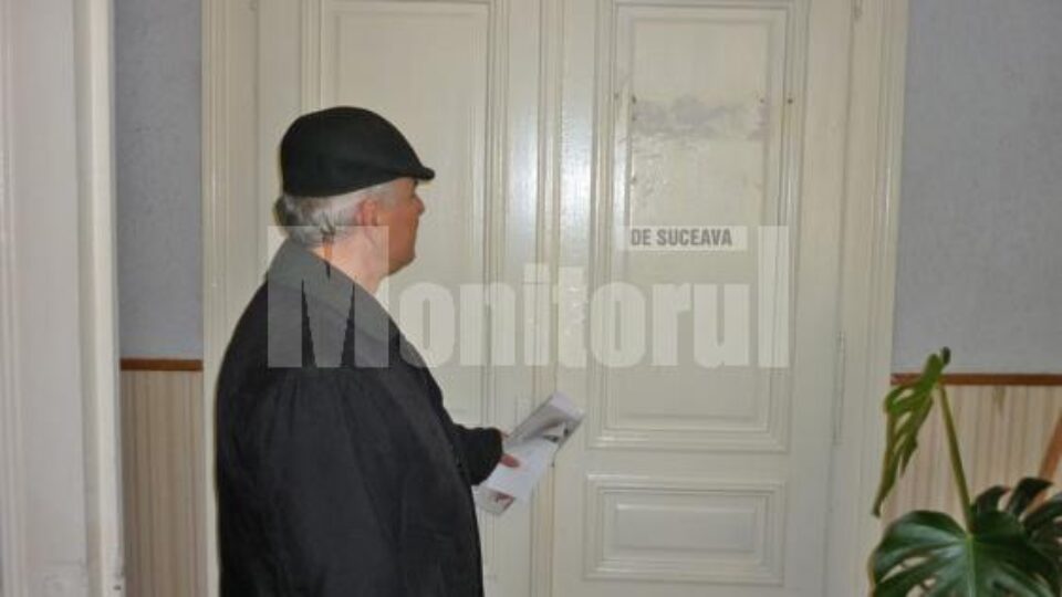 Încuietoarea de la ușa dinspre holul instituției fusese blocată, iar tăblița cu inscripția „viceprimar” dispăruse de pe aceasta