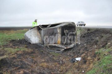 Tânărul a fost prins sub mașina pe care o conducea și cuprins de flăcările care au mistuit întreg autoturismul