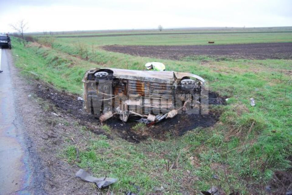Tânărul a fost prins sub mașina pe care o conducea și cuprins de flăcările care au mistuit întreg autoturismul