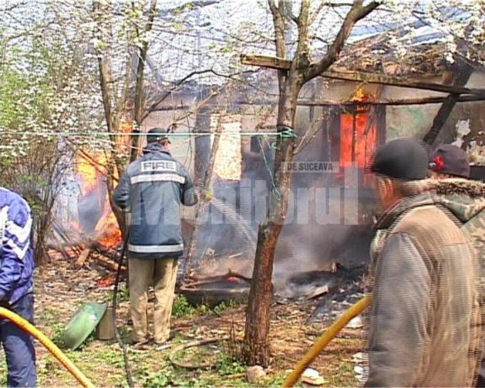 Focul care a mistuit casa în care locuiau cinci persoane s-a extins rapid și din cauza vântului puternic