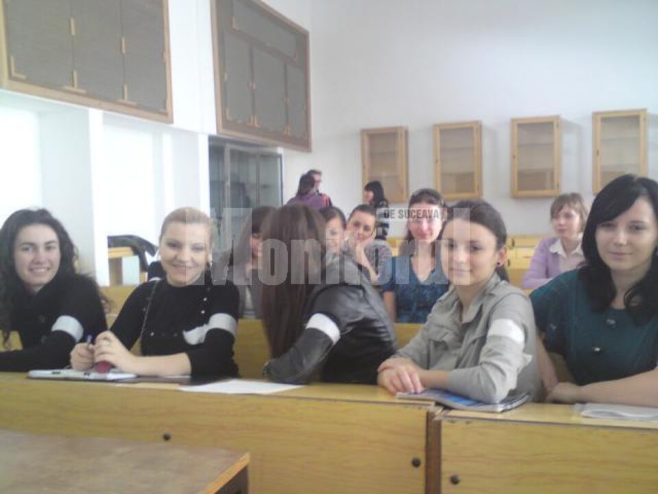 Studenții au purtat ieri banderole albe la mâini