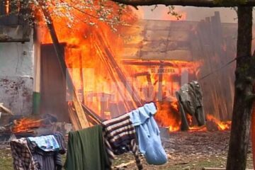 Focul care a mistuit casa în care locuiau cinci persoane s-a extins rapid și din cauza vântului puternic