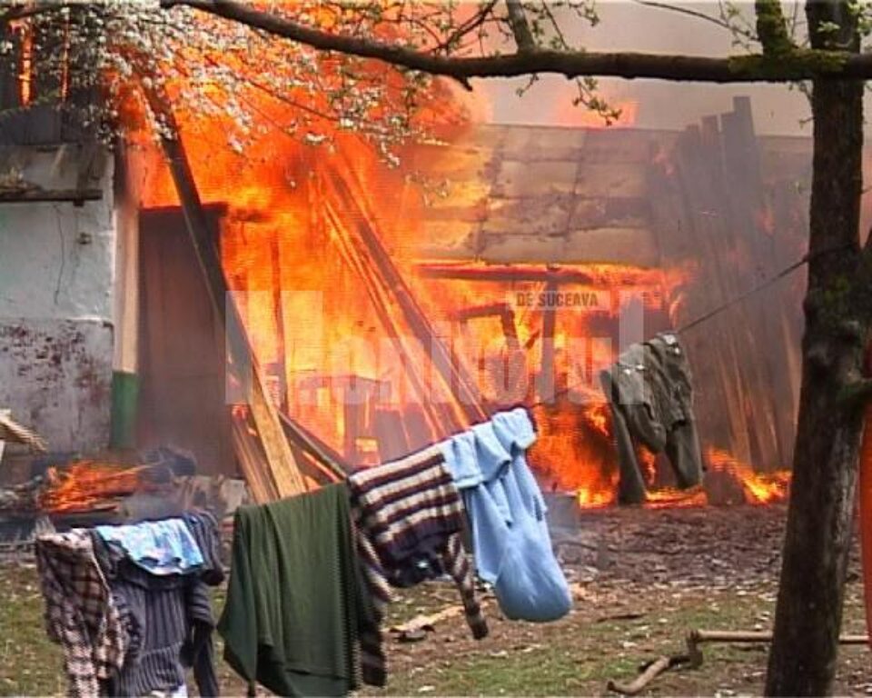 Focul care a mistuit casa în care locuiau cinci persoane s-a extins rapid și din cauza vântului puternic