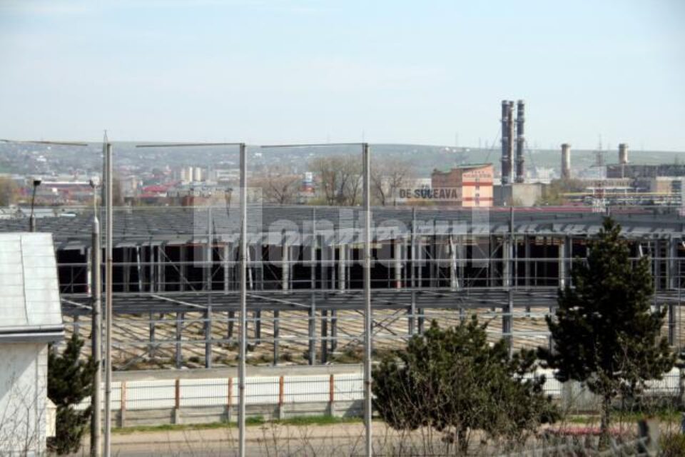 Schelete metalice pe locul fostei fabrici de textile Akrom Akal