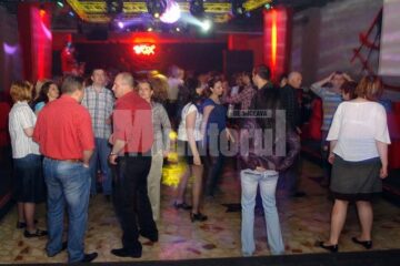 Suceveni foarte tineri dar și oameni de 40-50 de ani au petrecut sâmbătă la „Discoteca de altădată”