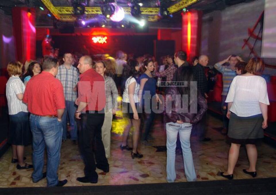 Suceveni foarte tineri dar și oameni de 40-50 de ani au petrecut sâmbătă la „Discoteca de altădată” Suceveni foarte tineri dar și oameni de 40-50 de ani au petrecut sâmbătă la „Discoteca de altădată”