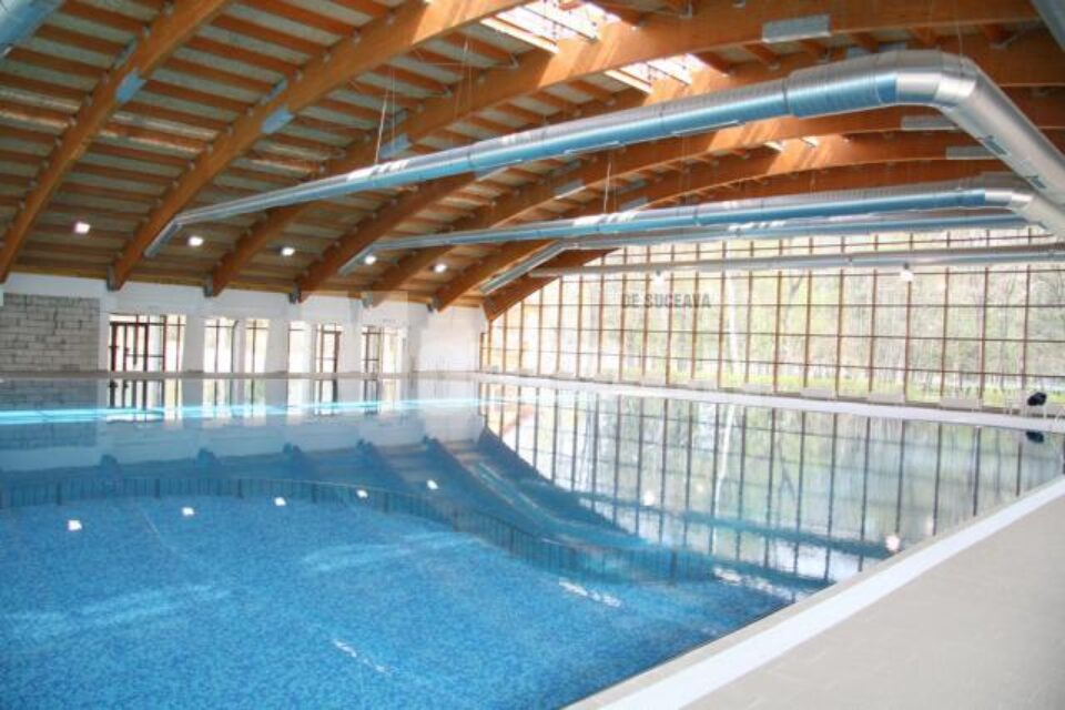 Piscina de la Humor are 570 de metri pătrați, iar o parte din aceasta, de circa 44 de metri pătrați, este destinată copiilor Piscina de la Humor are 570 de metri pătrați, iar o parte din aceasta, de circa 44 de metri pătrați, este destinată copiilor