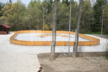 Patinoarul poate fi folosit vara ca pistă pentru role și skateboard