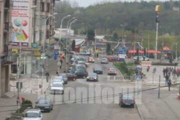 Accidentul s-a petrecut pe trecerea de pietoni dinaintea intersecției străzilor Nicolae Bălcescu și Ștefan cel Mare
