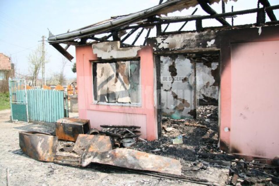 La 21 de ani: A pus benzină și a dat foc propriei case, pentru a se răzbuna pe tatăl său