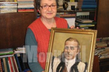 Elena Ienache cu portretul străbunicului Ioan Dugan-Opaiț și un vechi album de familie