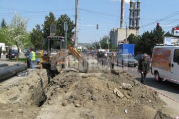 Pământ depozitat după săpături pe Calea Unirii