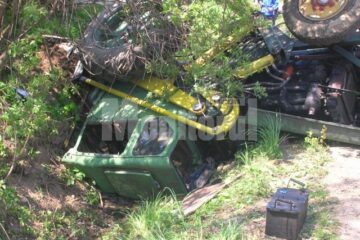 Șoferul a rămas imobilizat în cabina contorsionată a ifronului răsturnat