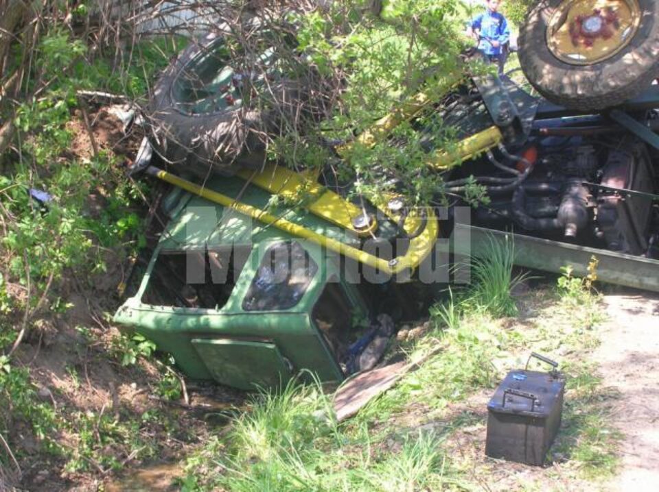 Șoferul a rămas imobilizat în cabina contorsionată a ifronului răsturnat