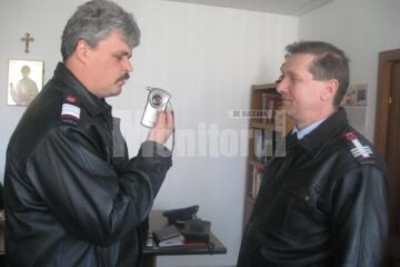 Șeful ISU Suceava, testându-și unul dintre angajați cu alcooltestul
