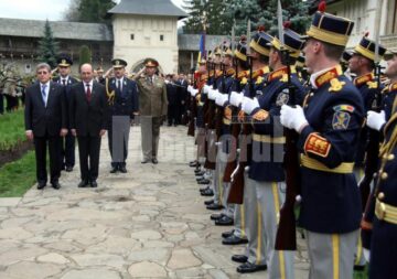 Depunere de coroane: Băsescu, cu lacrimi în ochi la mormântul lui Ștefan cel Mare