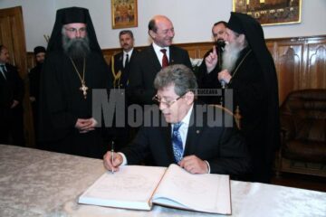 Depunere de coroane: Băsescu, cu lacrimi în ochi la mormântul lui Ștefan cel Mare