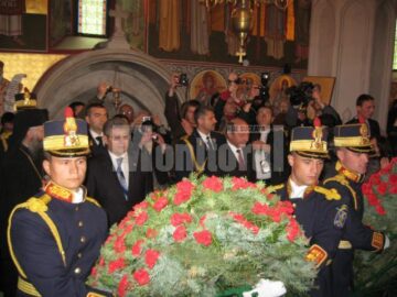 Depunere de coroane: Băsescu, cu lacrimi în ochi la mormântul lui Ștefan cel Mare