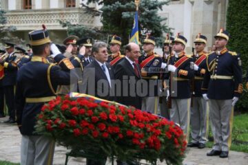 Președintele României, Traian Băsescu, și președintele interimar al Republicii Moldova, Mihai Ghimpu, au vizitat ieri mănăstirea Putna