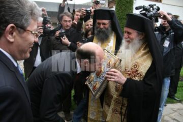 Depunere de coroane: Băsescu, cu lacrimi în ochi la mormântul lui Ștefan cel Mare