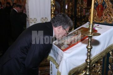 Depunere de coroane: Băsescu, cu lacrimi în ochi la mormântul lui Ștefan cel Mare