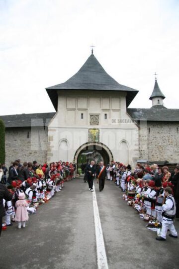 Depunere de coroane: Băsescu, cu lacrimi în ochi la mormântul lui Ștefan cel Mare