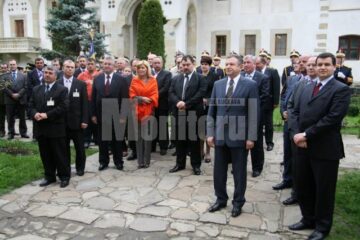 Depunere de coroane: Băsescu, cu lacrimi în ochi la mormântul lui Ștefan cel Mare