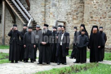 Depunere de coroane: Băsescu, cu lacrimi în ochi la mormântul lui Ștefan cel Mare