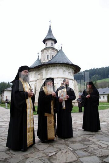 Depunere de coroane: Băsescu, cu lacrimi în ochi la mormântul lui Ștefan cel Mare