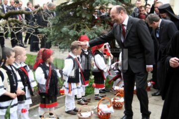 Depunere de coroane: Băsescu, cu lacrimi în ochi la mormântul lui Ștefan cel Mare