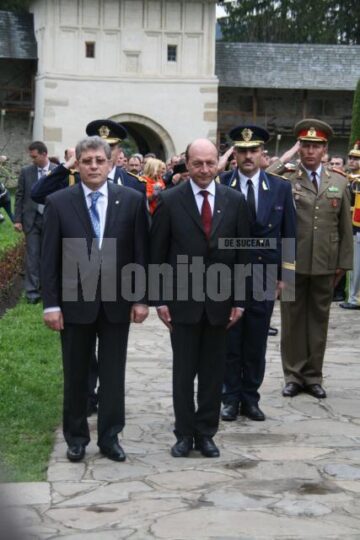Depunere de coroane: Băsescu, cu lacrimi în ochi la mormântul lui Ștefan cel Mare