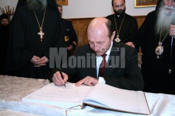 Depunere de coroane: Băsescu, cu lacrimi în ochi la mormântul lui Ștefan cel Mare