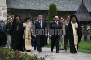 Depunere de coroane: Băsescu, cu lacrimi în ochi la mormântul lui Ștefan cel Mare