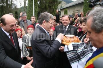 Depunere de coroane: Băsescu, cu lacrimi în ochi la mormântul lui Ștefan cel Mare
