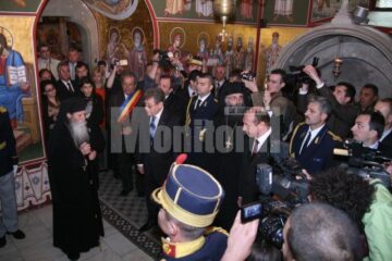 Depunere de coroane: Băsescu, cu lacrimi în ochi la mormântul lui Ștefan cel Mare