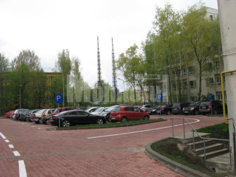 Personalul spitalului are la dispoziție două parcări amenajate cu peste 120 de locuri