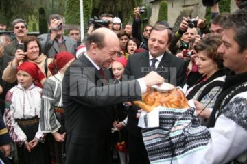 Depunere de coroane: Băsescu, cu lacrimi în ochi la mormântul lui Ștefan cel Mare
