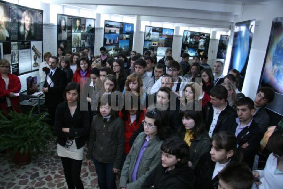 Participanți la dezvelirea posterului