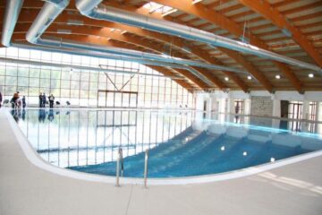 Piscina acoperita din parcul Arinis