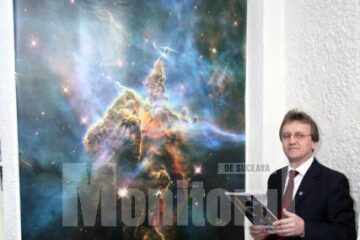 Emil Turcu prezentând posterul și comentând imaginea