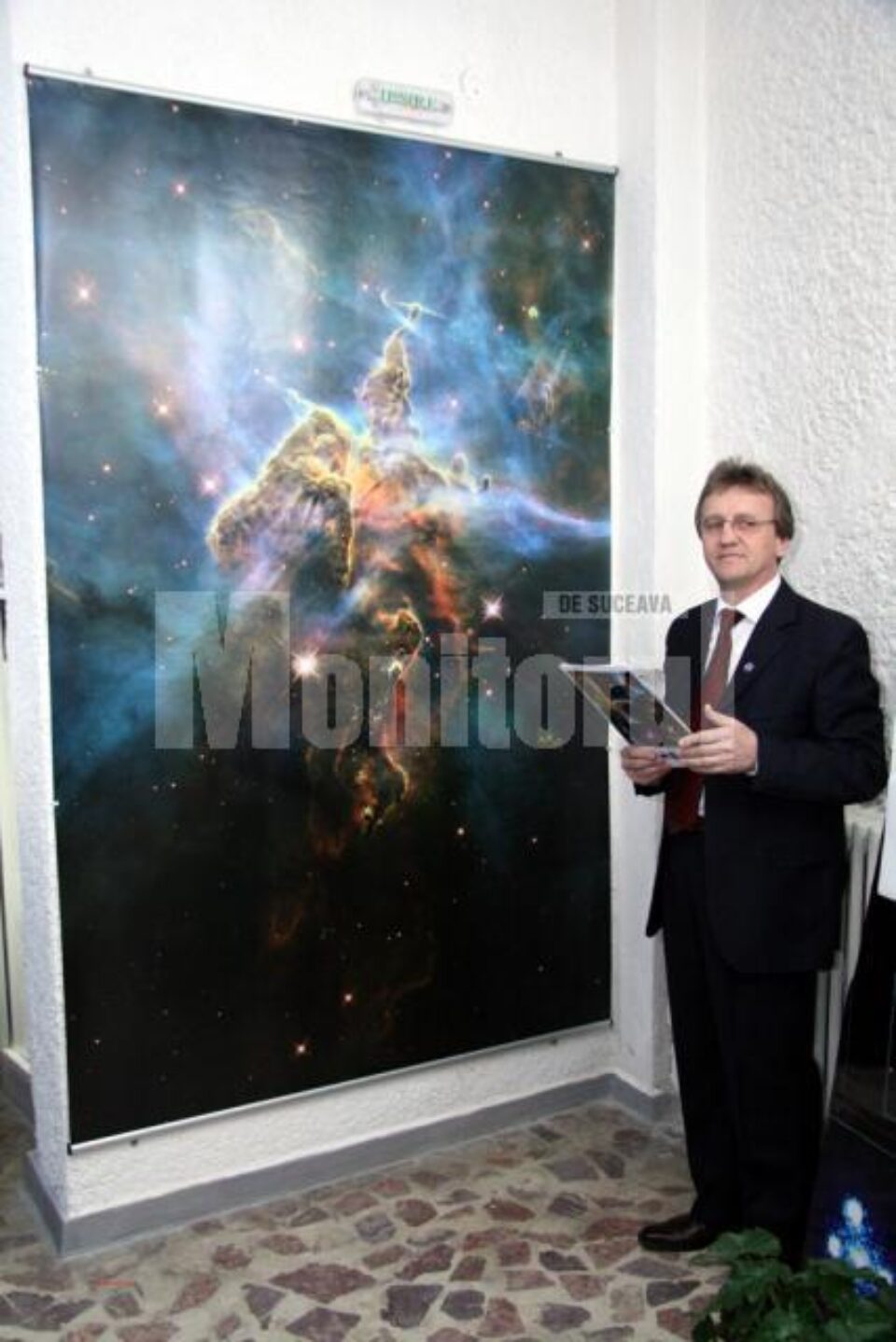 Emil Turcu prezentând posterul și comentând imaginea