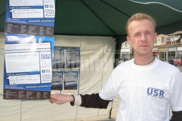 Membrii Asociației Studențești a Facultății de Inginerie Electrică și Știința Calculatoarelor au instalat în centrul Sucevei un cort și au distribuit pliante informative