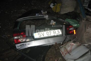 Autoturismul Volvo a fost transformat într-un morman de fiare contorsionate