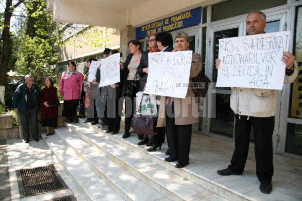 Acționarii minoritari au protestat din nou în fața fabricii