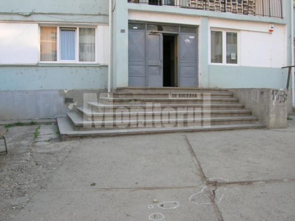 Victima a fost găsită în stare de inconștiență, în fața blocului